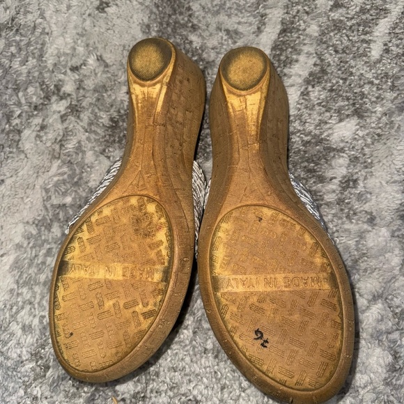 Italian Shoemakers Rhinestone Flip Flops! - Picture 4 of 4